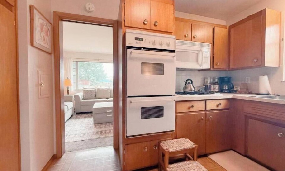 Willowick House | Private King Room in Shared Home Near Downtown
