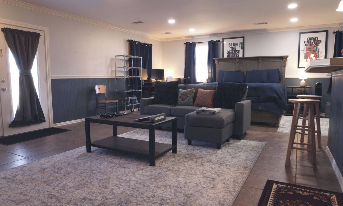 Fort Worth House | Private King Suite on Gated 4.5 Acres, Full Kitchen & Laundry, Quiet Fort Worth