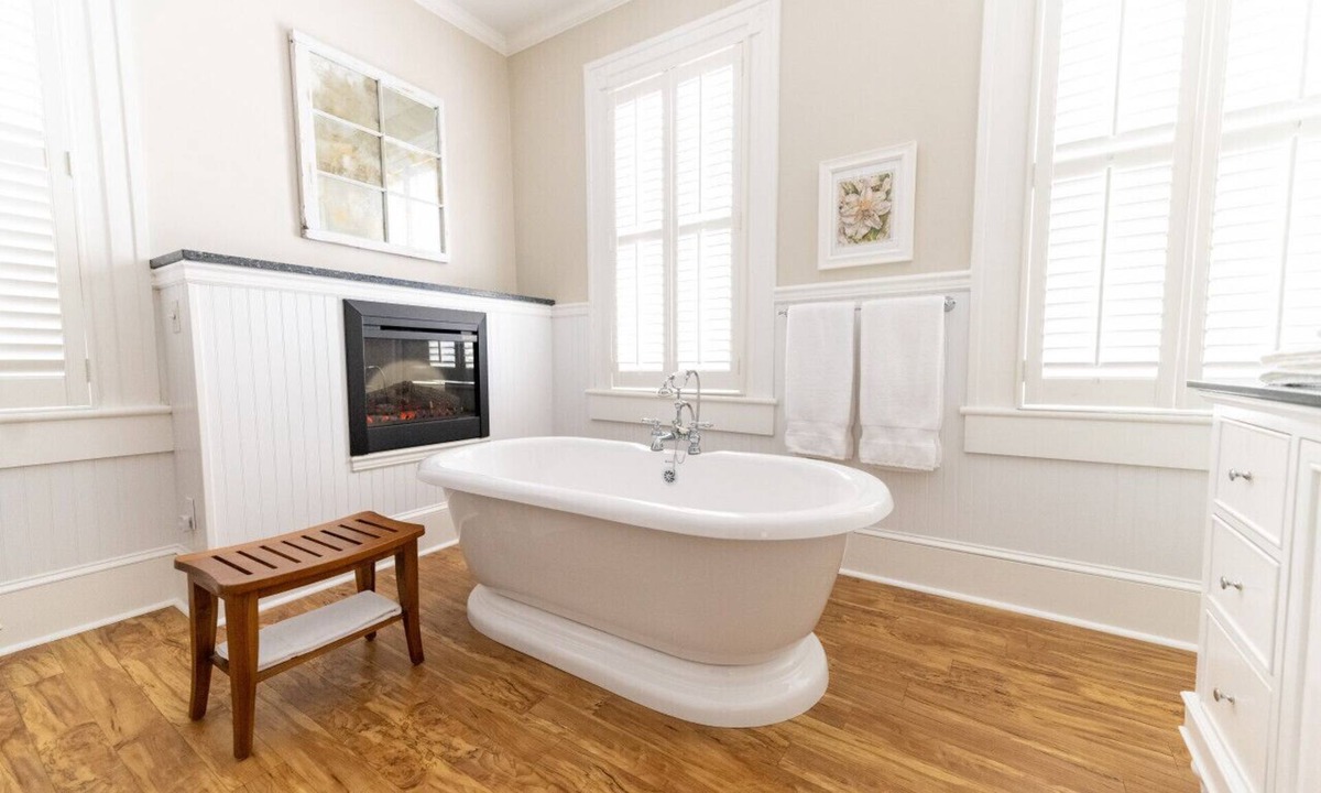 Edenton Bed & Breakfast | Private King Suite with Soaking Tub Downtown historic Edenton Bed & Breakfast