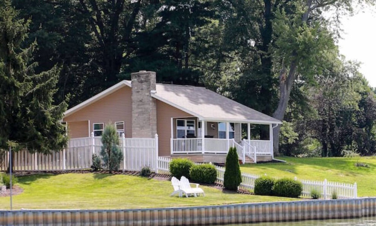 Nashport Cottage | Private lake front cottage with Boat dock