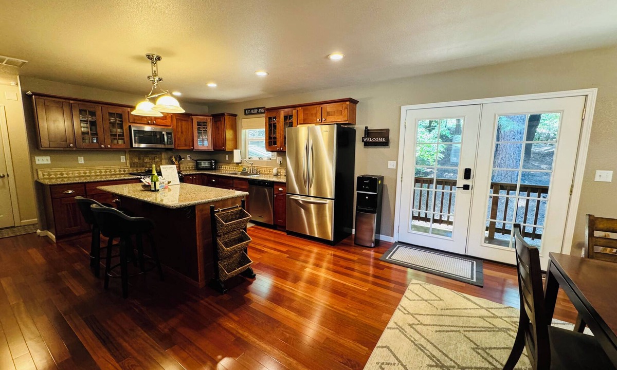 Glencoe House | Private Lake Hot Tub BBQ AC GEN Modern Comforts!