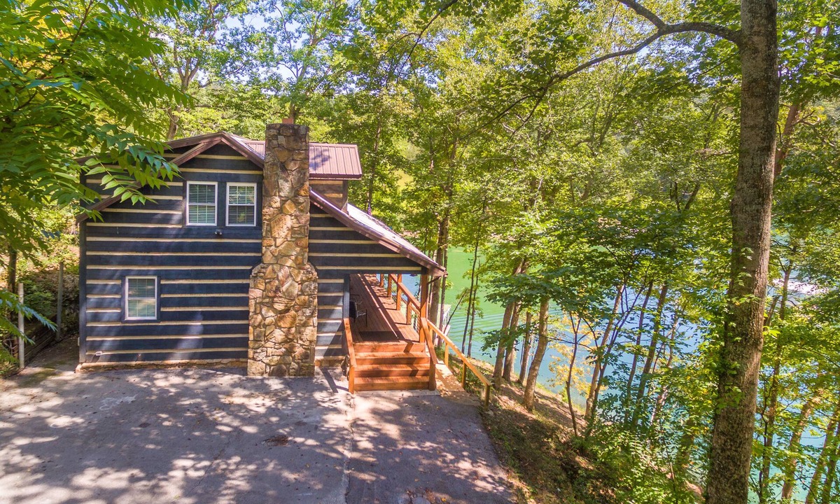 Caryville House | Private Lakefront Cabin within 4 Miles of I-75 and close access to ATV trails
