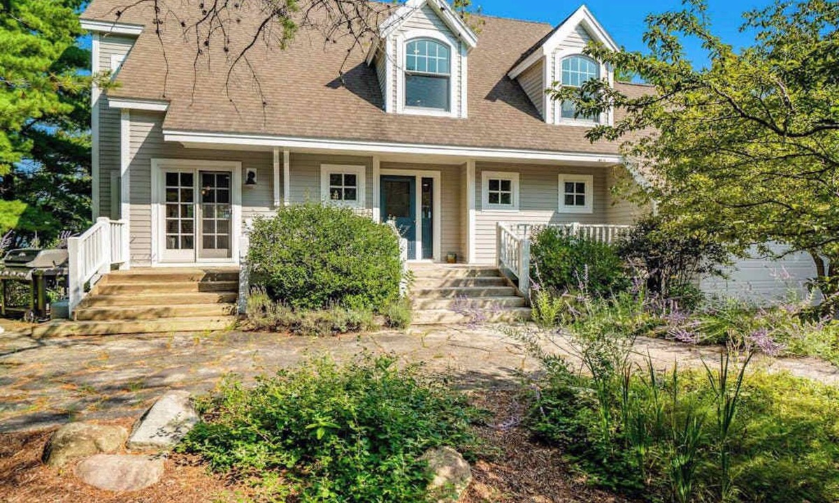 Glen Arbor House | Private lakefront house in great location with private beach, great views