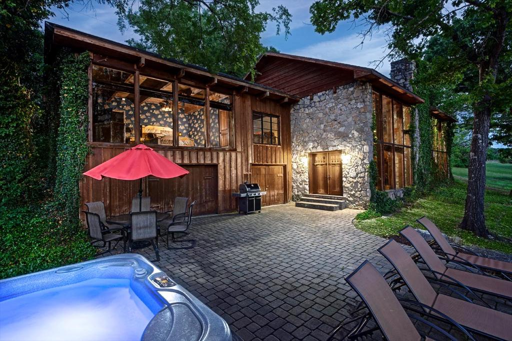 Kimberling City House | PRIVATE Lakefront Cabin HOT TUB Pool Table WIFI Amazing VIEW Close to Branson