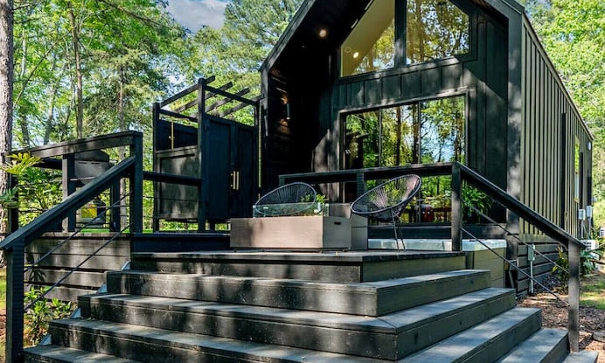 Bullard Apartment | Private Lakeside Couples Cabin, Hot Tub & Fire Pit