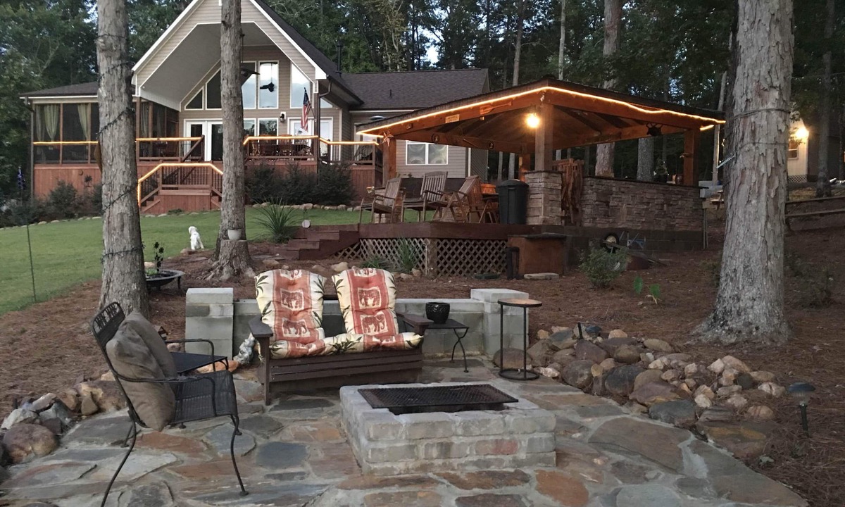 Chappells House | Private Lakeside, private Dock, Outddor Kitchen Fire Pit & More