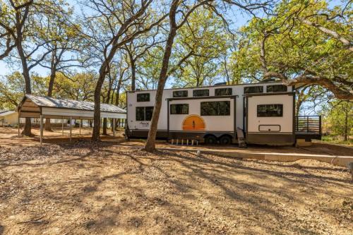Corsicana House | Private Lakeside RV Escape with Hot Tub