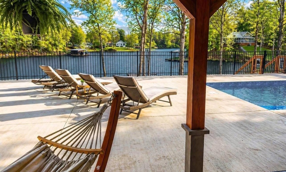 Shelby House | Private Lay Lake Peninsula, 1000ft Shoreline, Boat Ramp, Pool, Docks, Sleeps 9