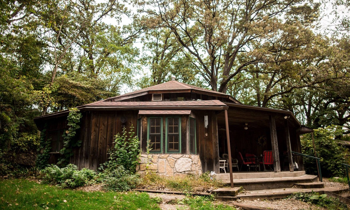 Decorah Cabin | Private Lodge Near Trails & River Sauna Sleeps 8