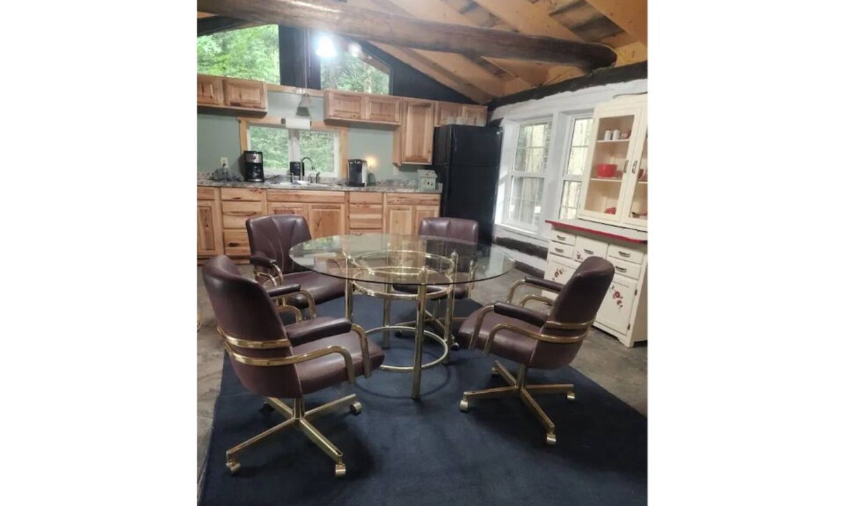 Tyrone Apartment | Private Log Cabin in rural Port Matilda