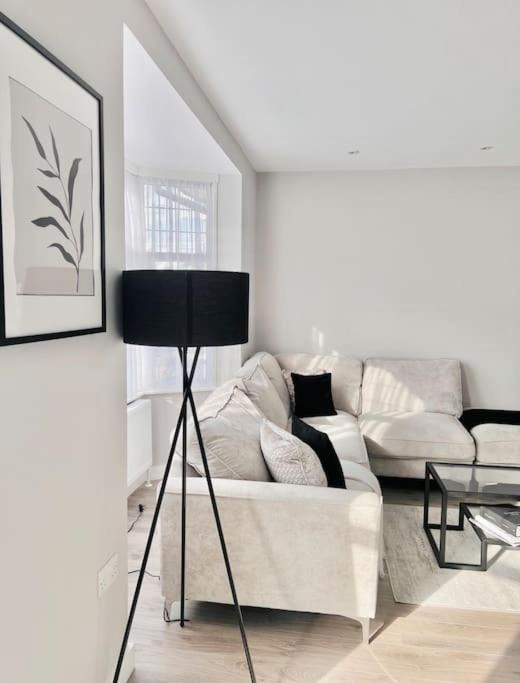 Palmers Green Apartment | Private Luxury One Bedroom Apartment with parking