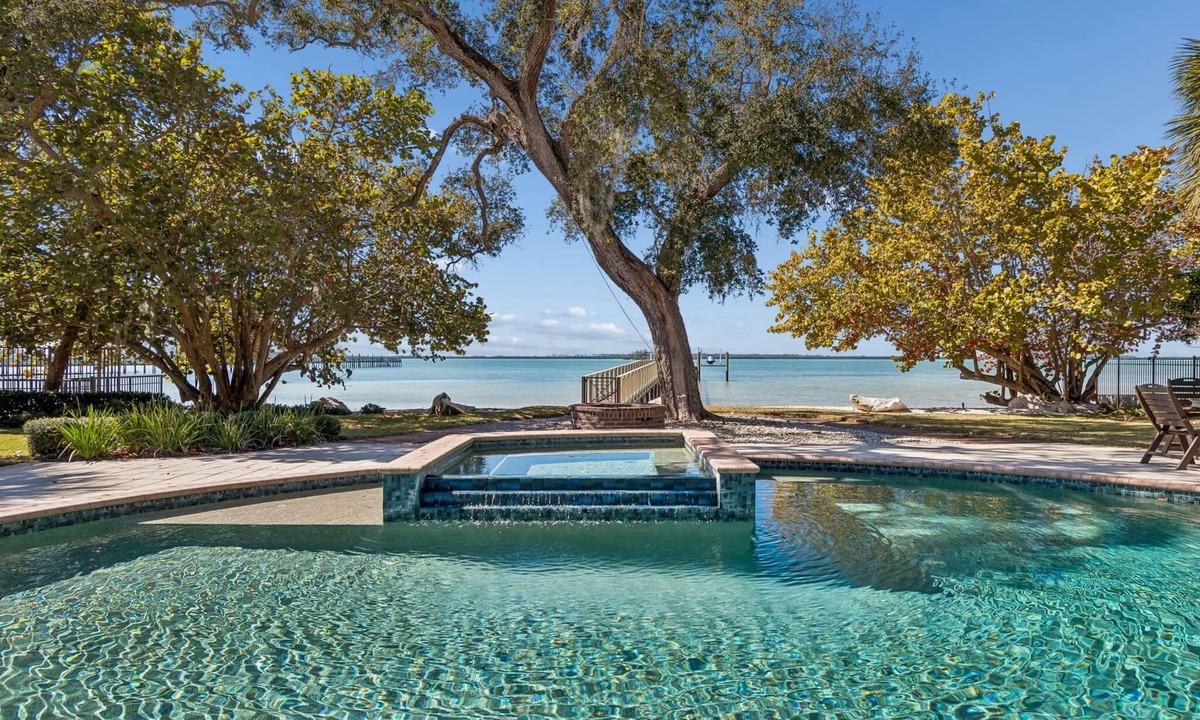 Dunedin House | Private Luxury Waterfront Home near Down Dunedin