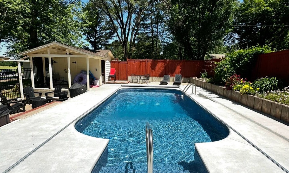 Wichita House | Private Micro Resort-Pickle Ball-Sport Ct-POOL-Hot Tub-Fire Pit-Games-King Beds
