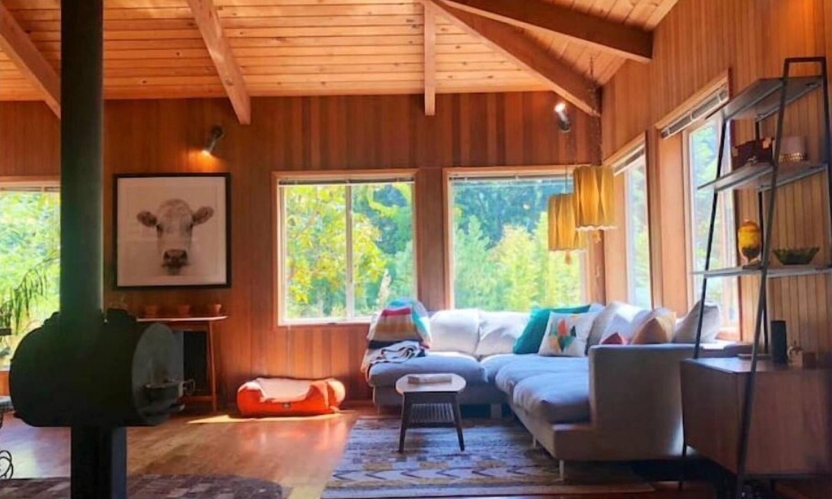 Arlington Cabin | PRIVATE MID CENTURY MODERN CEDAR CABIN