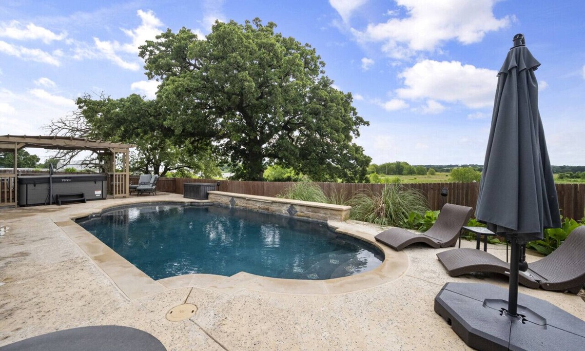 Burleson House | ★Private Modern Pool Home ★ Backyard Vibes + More!