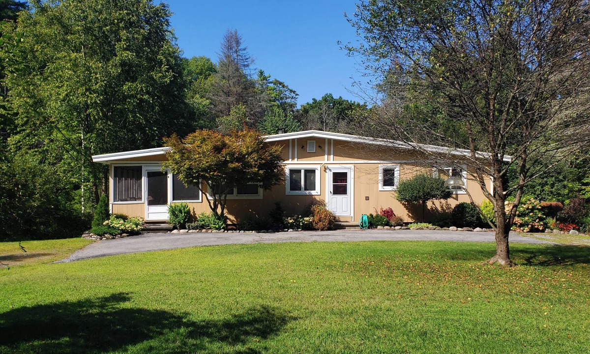 Queensbury House | Private Mountain Side Bungalow