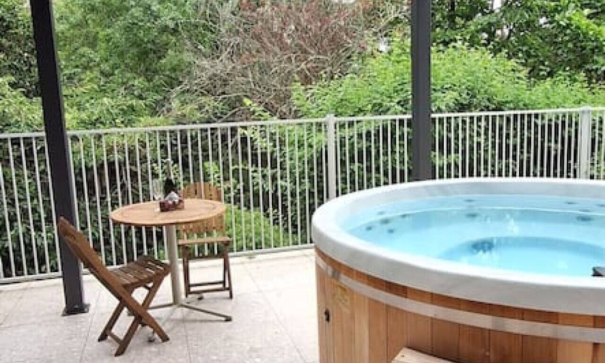 Warburton House | Private Mountain View Treetop Spa Getaway