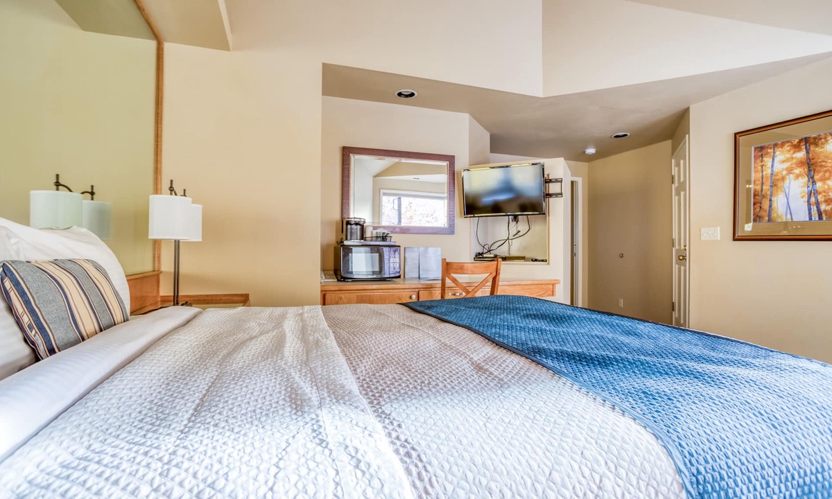 Century West Hotel | Private Mt. Bachelor Village suite in Bend with access to resort hot tubs/pool