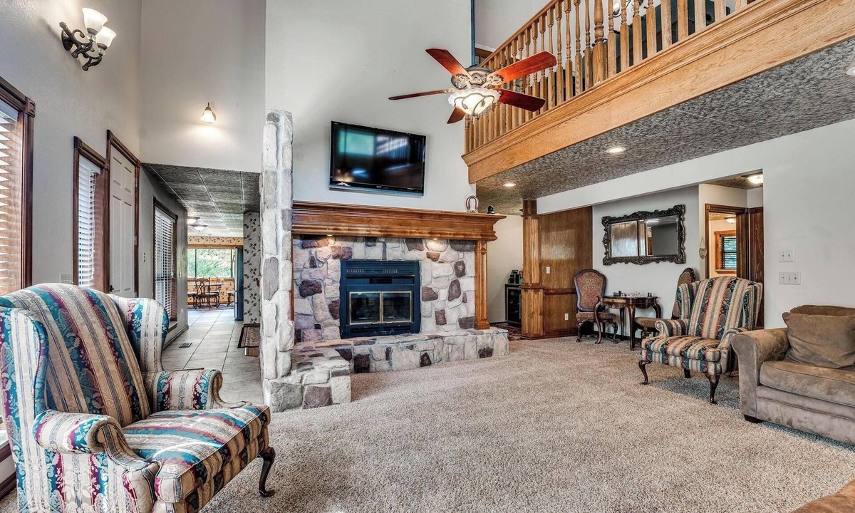 Norman House | Private n secluded blocks from the OU football stadium Pool outdoor kitchen