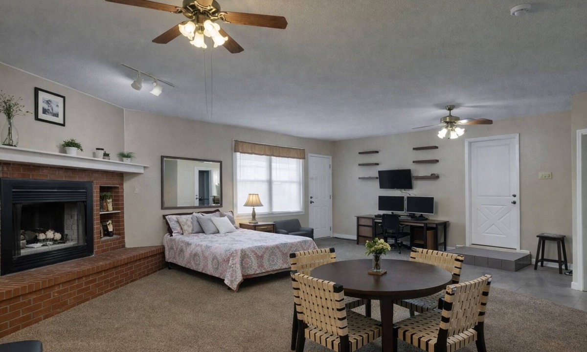 Nauvoo Apartment | Private Nauvoo Studio - Sleeps 4 - Walkable + WFH