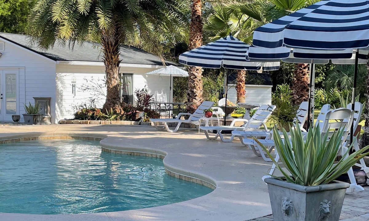 St. Augustine House | Private Oasis-Heated Pool-Sleeps 10-Fresh Eggs & Top Amenities-Pet friendly-cozy