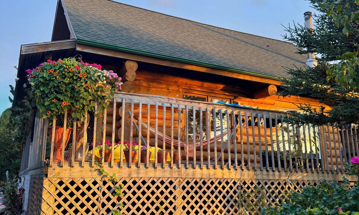 Annapolis Valley Cabin | Private Oceanfront Log Home nestled right on the world famous Bay of Fundy