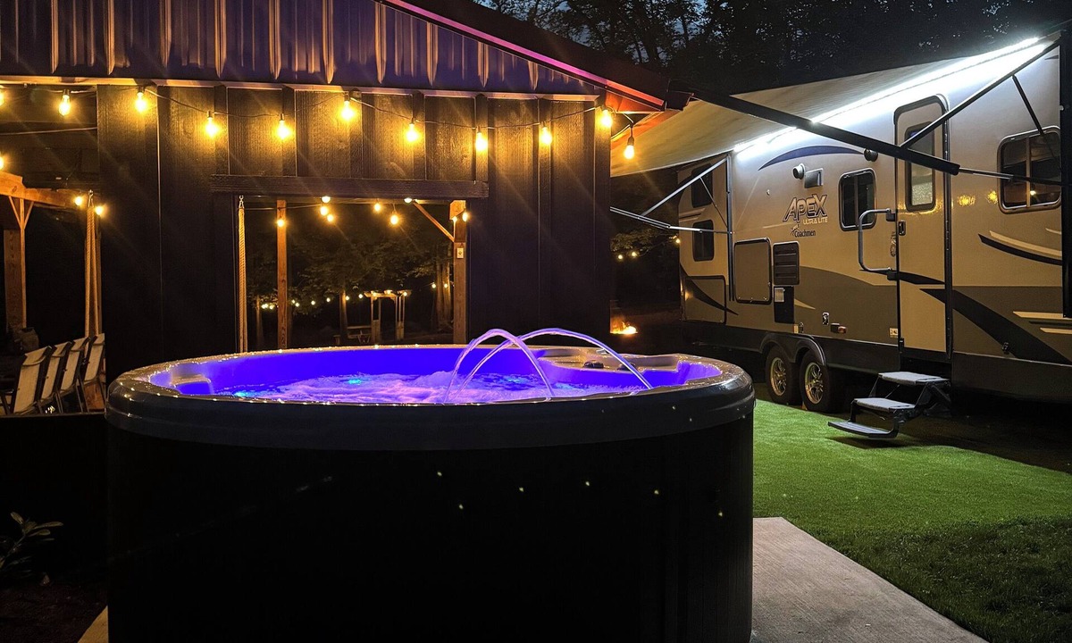 Narvon RV Rental | Private one-of-a-kind Camping experience! Hot Tub!