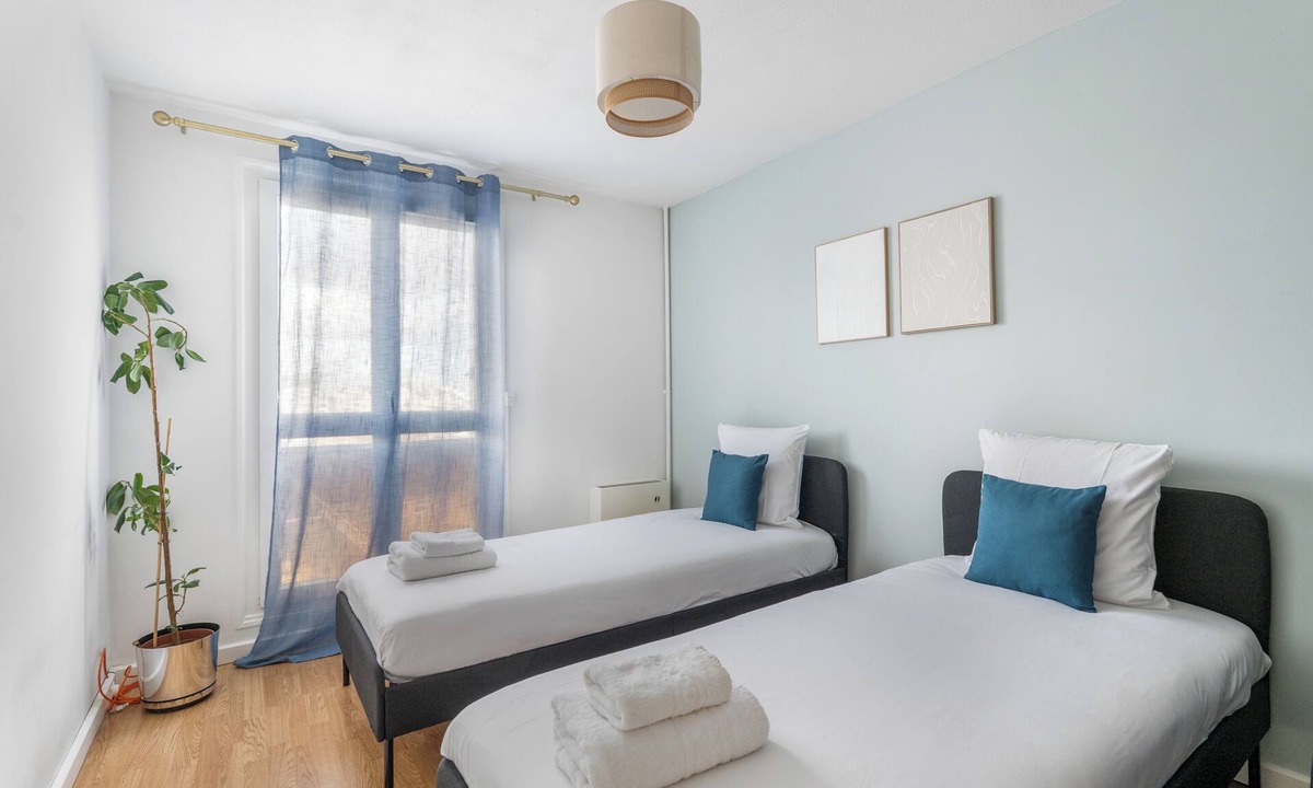 Asnieres-sur-Seine Apartment | Private parking, Office with screen, Near Paris & La Défense | 74m2