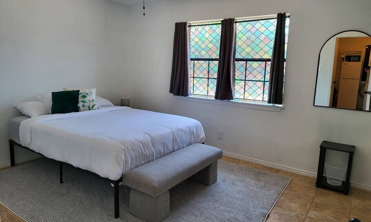 Eastern Division Apartment | Private parking/Cozy stay+wifi
