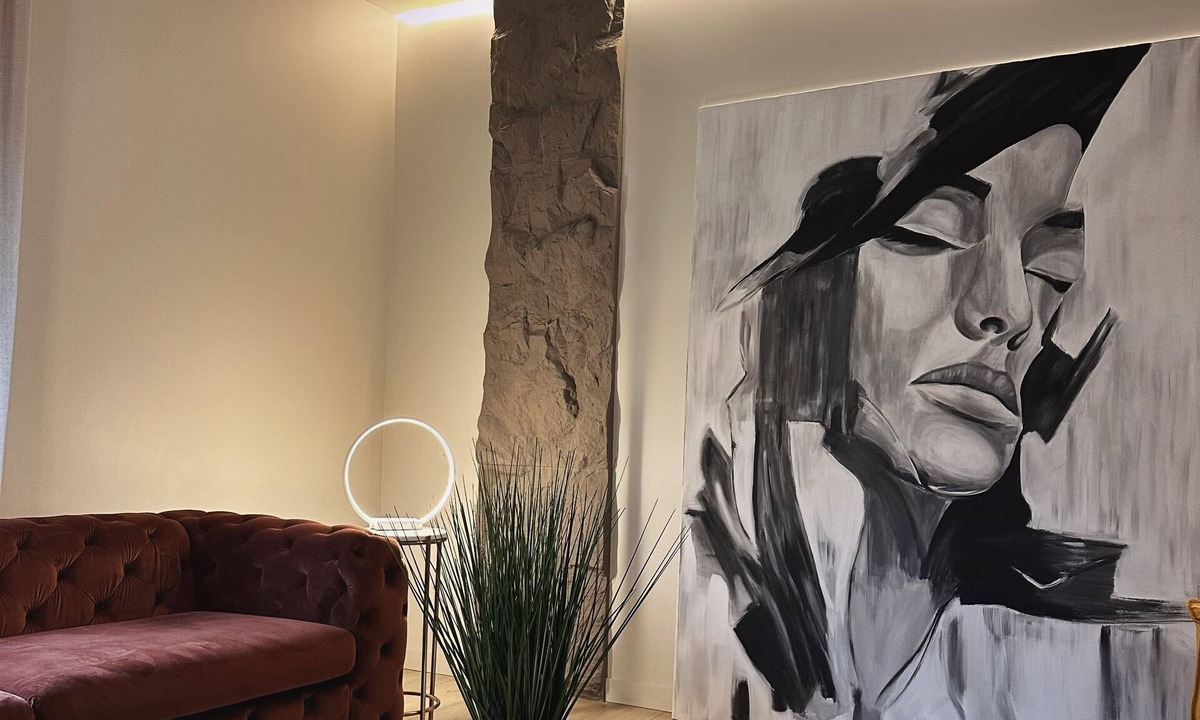 East Allegheny Apartment | Private Parking Stylish Elegance King bed