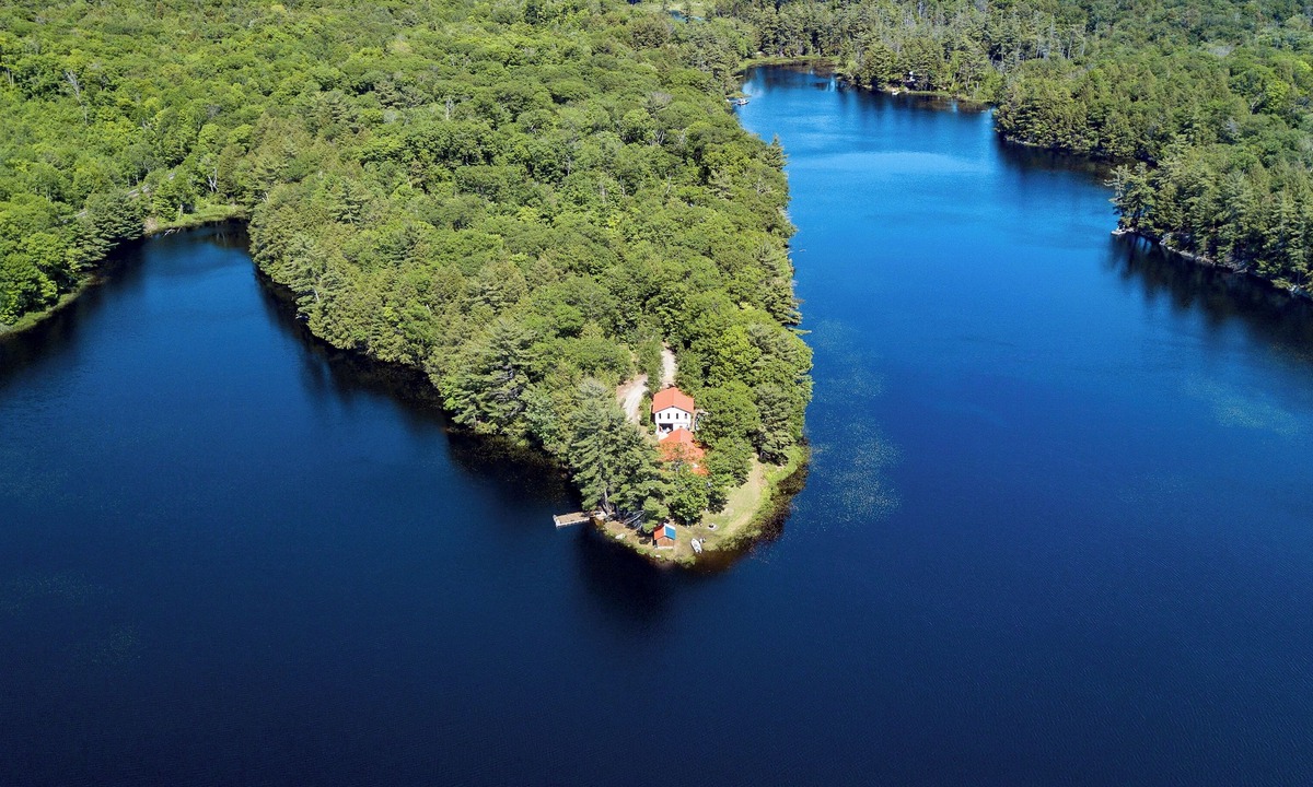 Parry Sound Cottage | Private Parry Sound Waterfront Retreat with Sunroom, Gamesroom, Sauna, Hot Tub