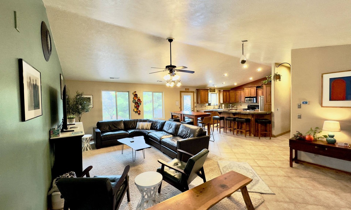 Zion National Park South Entrance Apartment | Private Patio, FIREPLACE, King beds, Walkable, right downtown!