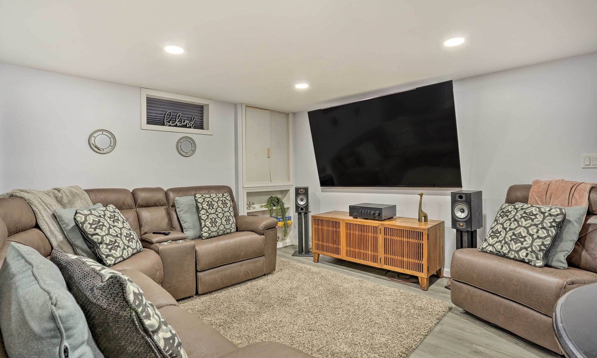 Saddle Brook Apartment | Private Patio! NYC Area Base Near MetLife Stadium