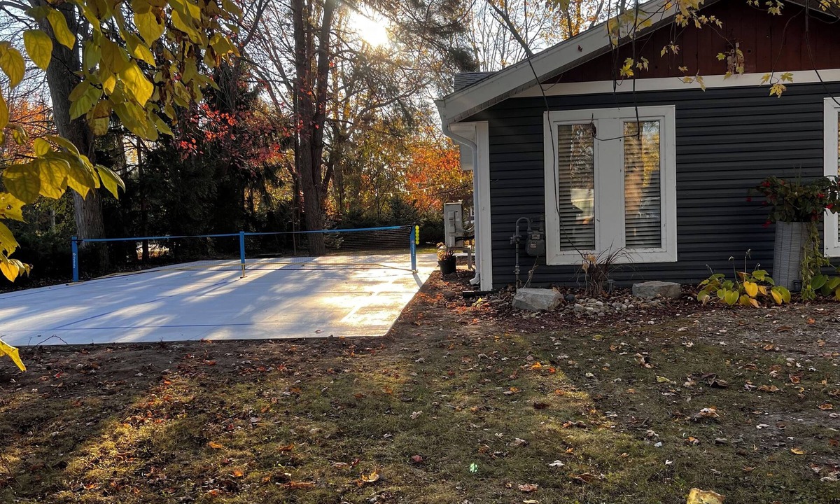 Plympton-Wyoming Cottage | Private Pickleball Court* Hot Tub*Steps from Beach