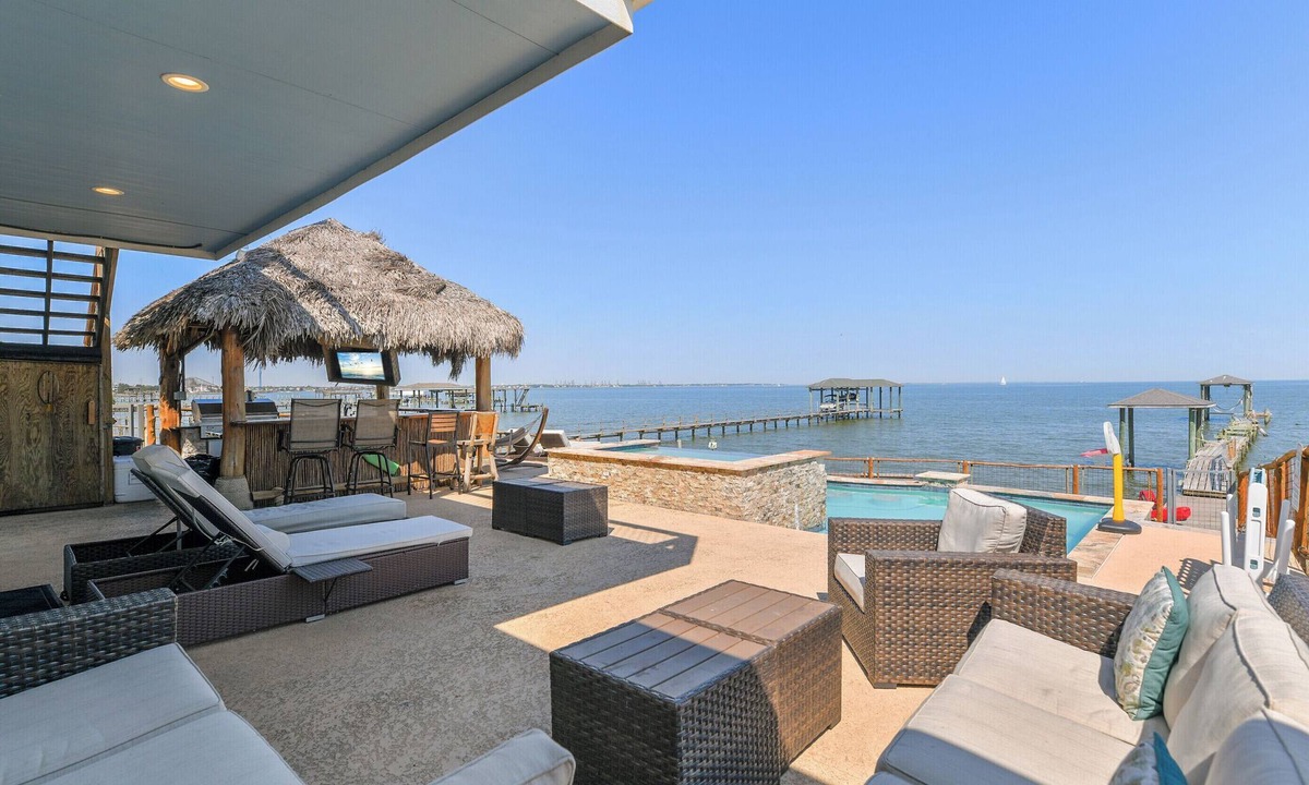 Clear Lake Shores House | Private Pier & Pool/5 min to Kemah Boardwalk