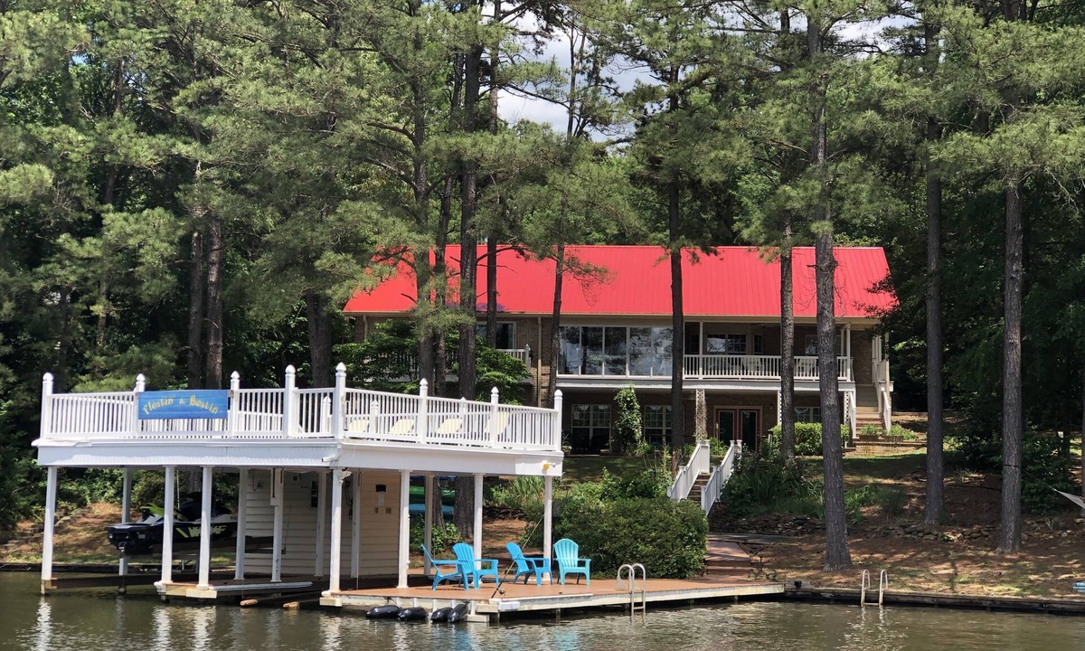 Bracey House | Private Point Lot! Jump Dock! Pool Table, Ping Ping! Partial Summer Weeks Avail!
