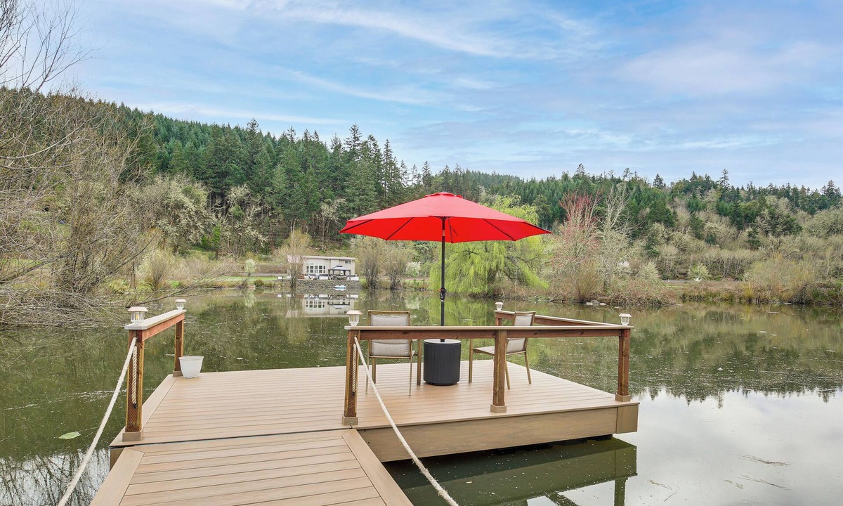 Oakland Cabin | Private Pond & Dock! Cozy Cabin in Southern Oregon