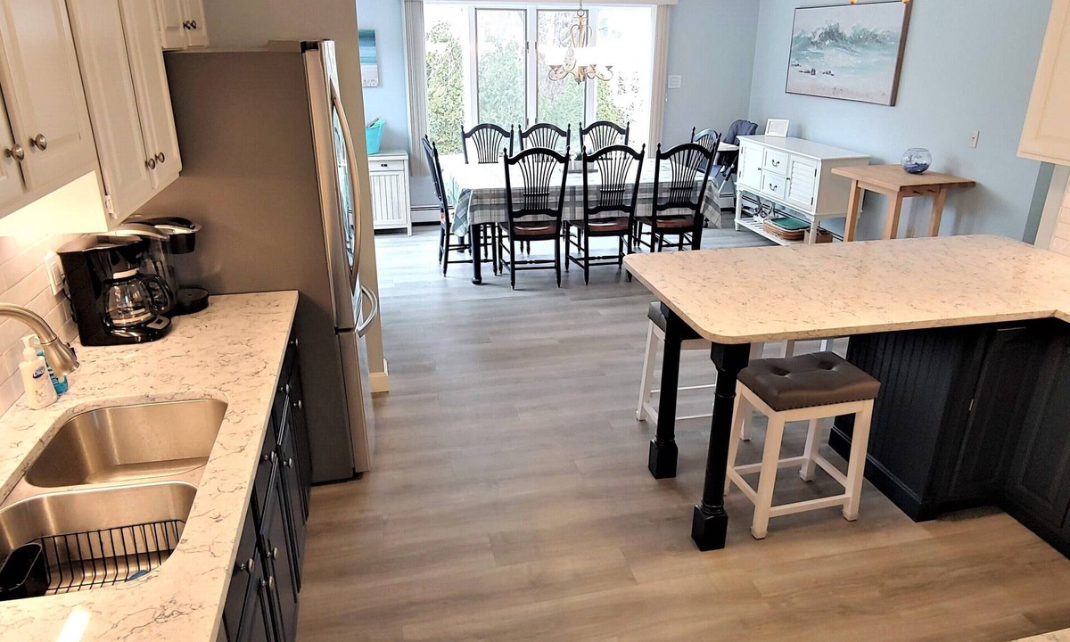 Newport East House | Private POOL, Central air, walk to beach, new kitchen, king MBR