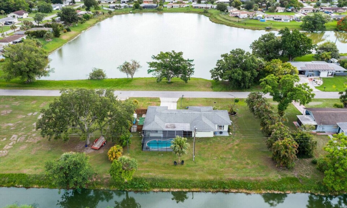 Eisenhower House | Private Pool | Lake | BBQ | Chill Out | Fire Pit