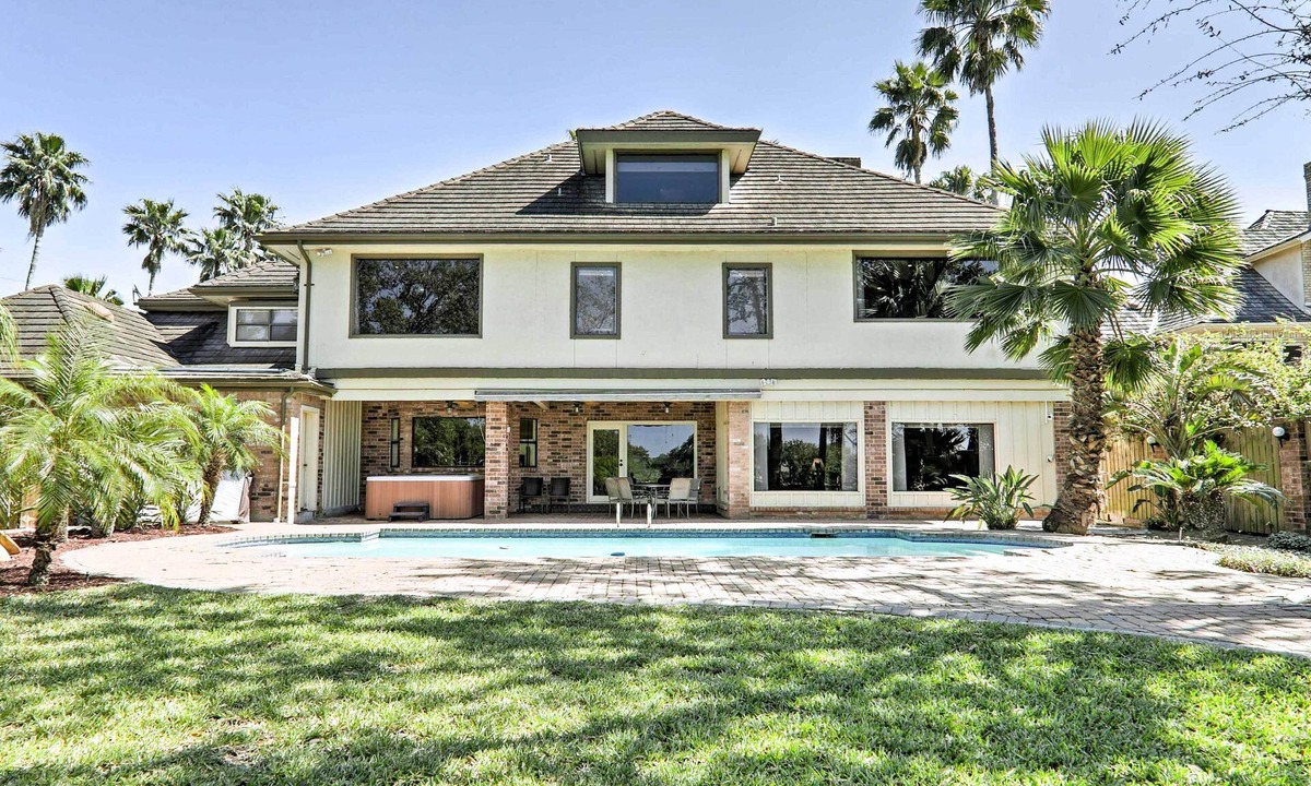 Harlingen House | Private Pool: Lakefront Harlingen Home