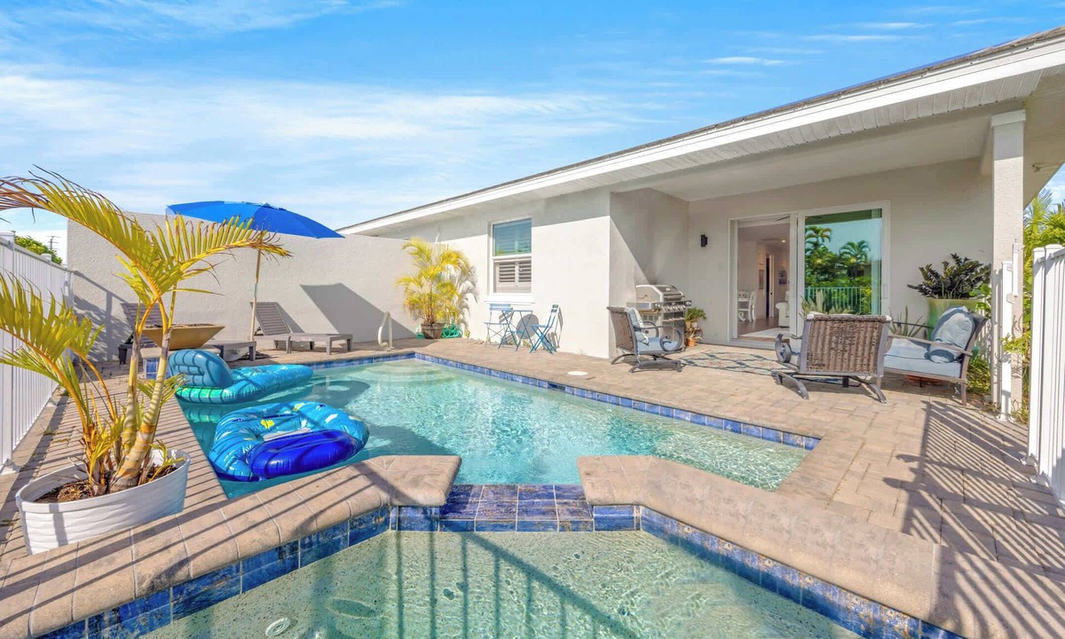 Truckland Apartment | Private Pool Villa Near Sanibel | End Unit Retreat
