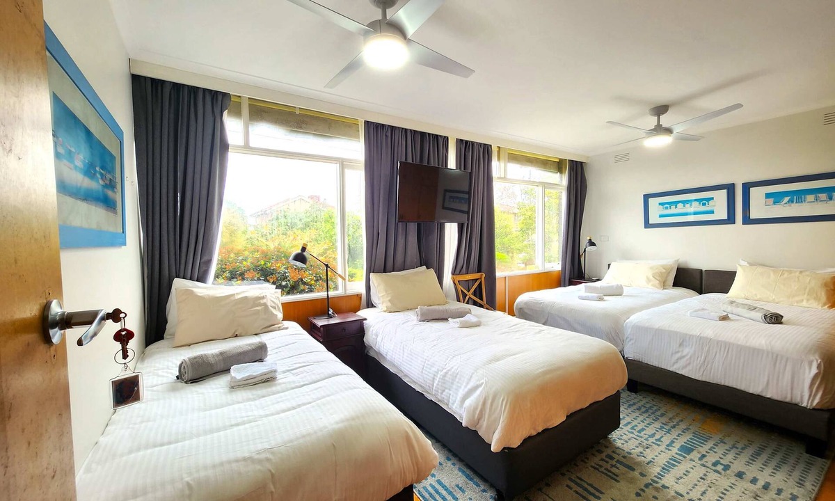 Highett House | Private quad guest room with full kitchen and free parking