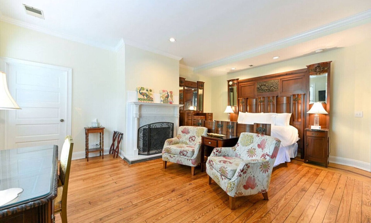 Edenton Bed & Breakfast | Private Queen Suite 2nd Floor Bed & Breakfast Historic District Downtown