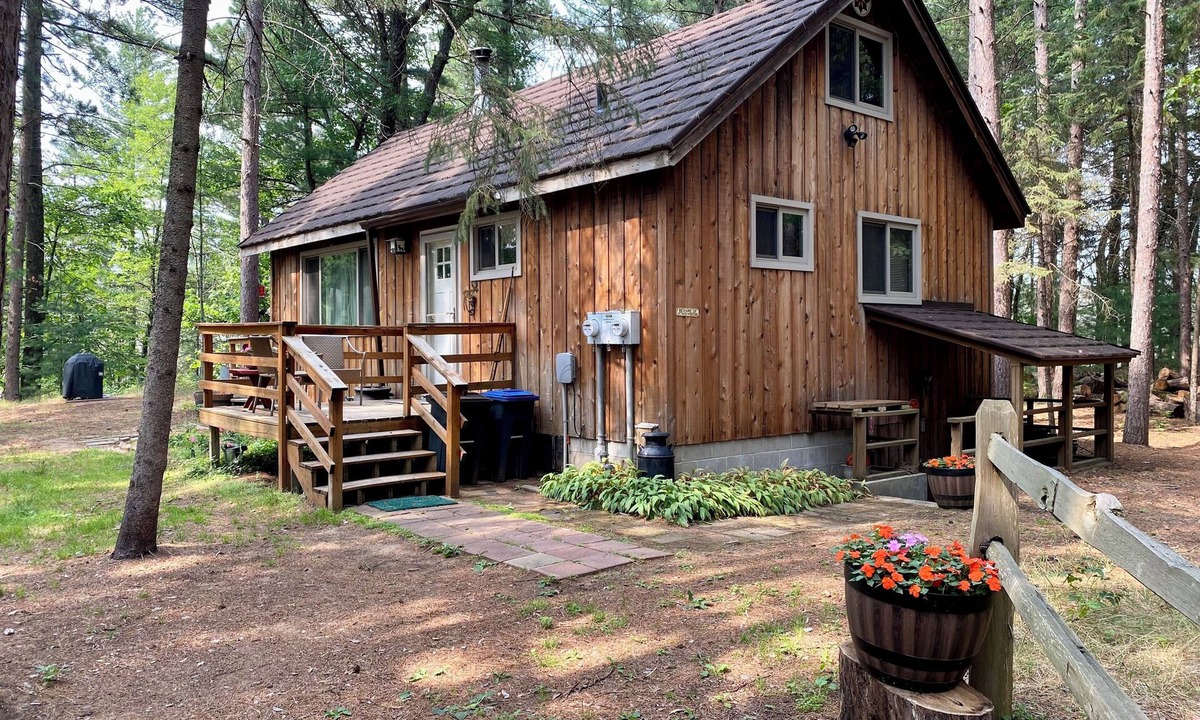 Adams County Cabin | Private “readaway” retreat. Enjoy quality time, unwind and reset. Dog friendly.
