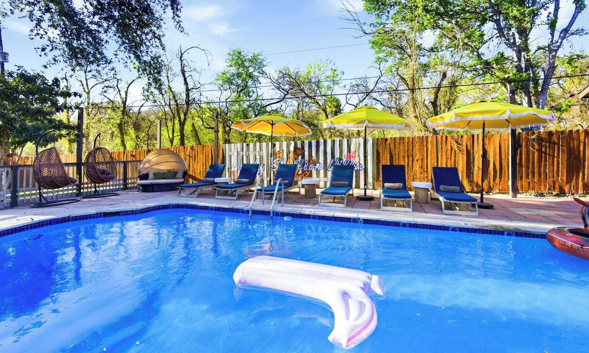 San Antonio House | Private Resort | 95° Pool + 4 Baths Near Pearl