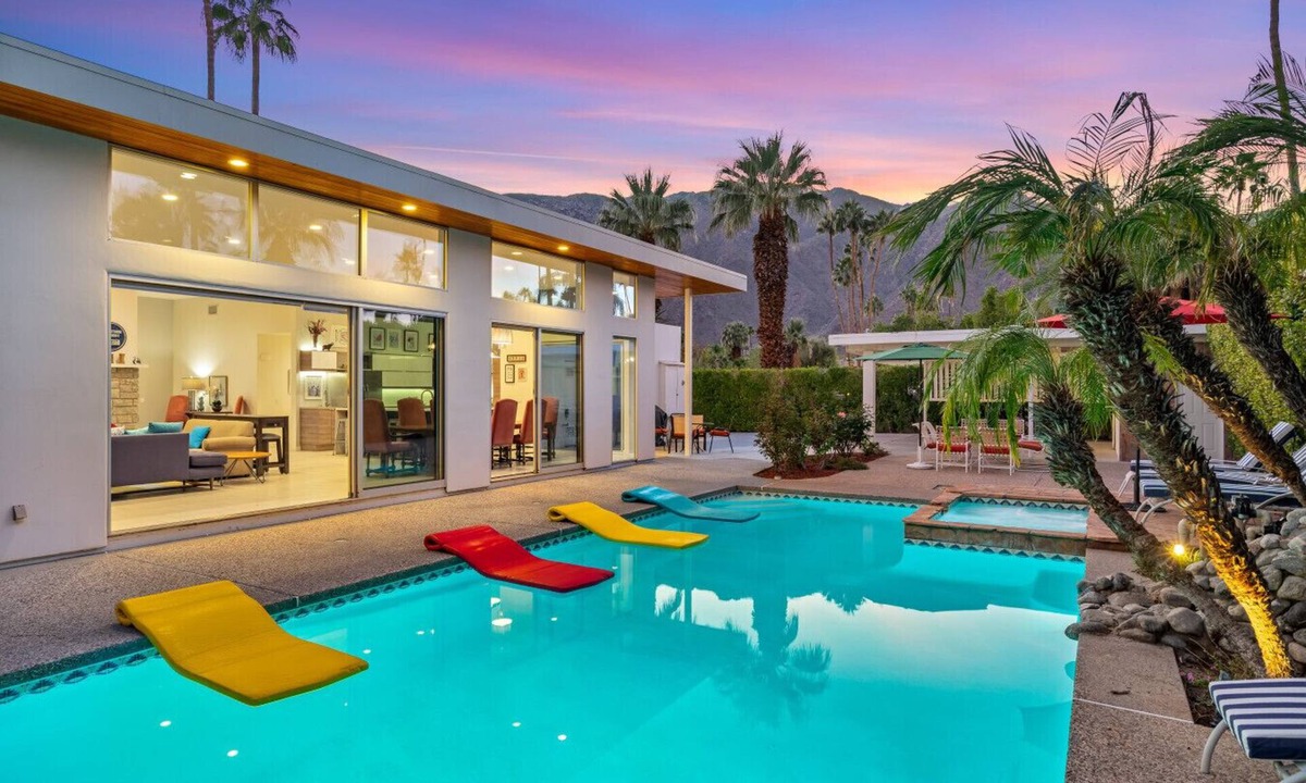 Old Las Palmas House | Private Resort Old Las Palms. Walk to dwntwn! Pool! Views! Expresso! Heated spa!