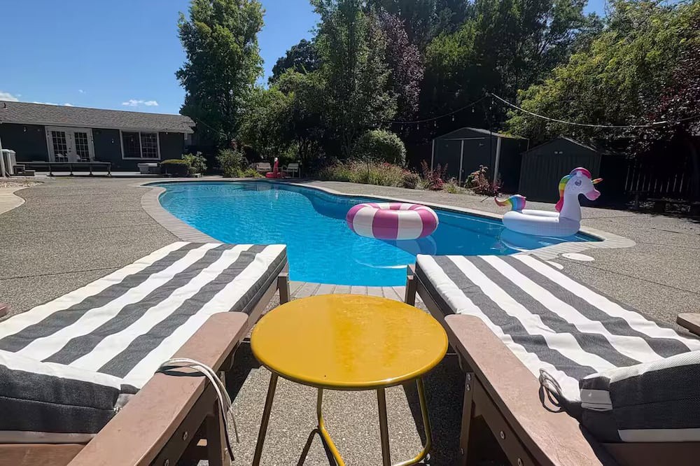 Grants Pass House | Private Resort Pool, Spa + Sauna