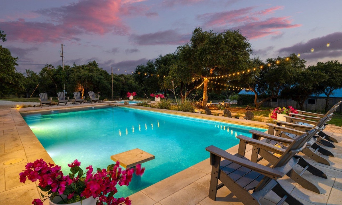 West Oak Hill House | PRIVATE RETREAT| Pool | Hot Tub | Fire Pit | 18 Beds |7 Bedrooms |6.5 Bath| Close to Downtn