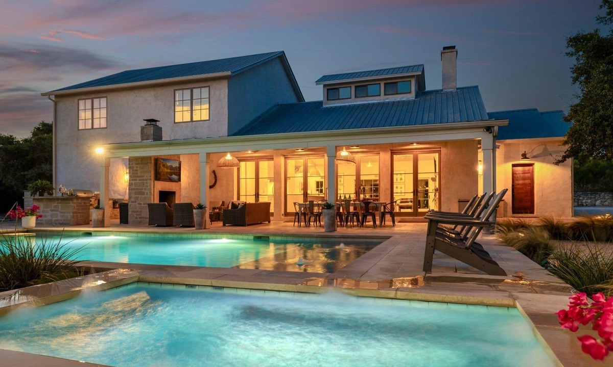 Austin House | PRIVATE RETREAT | Pool | Hot Tub | Fire Pit | 18 Beds |7 Bedrooms |6.5 Bath| Close to Downtn