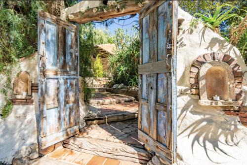 Canoga Park House | Private Romantic Escape, Hidden Gem w Hot Tub